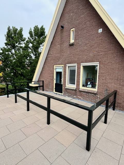 Gecoat hekwerk langs een terras