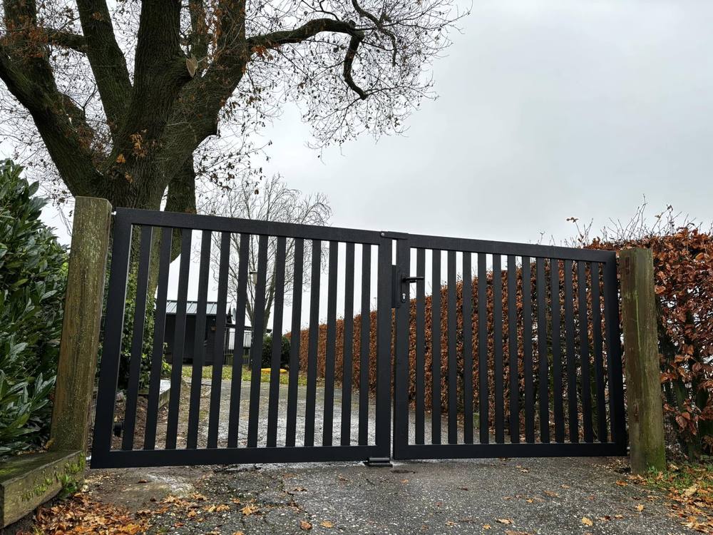 Dubbele inrijpoort in gecoat staal